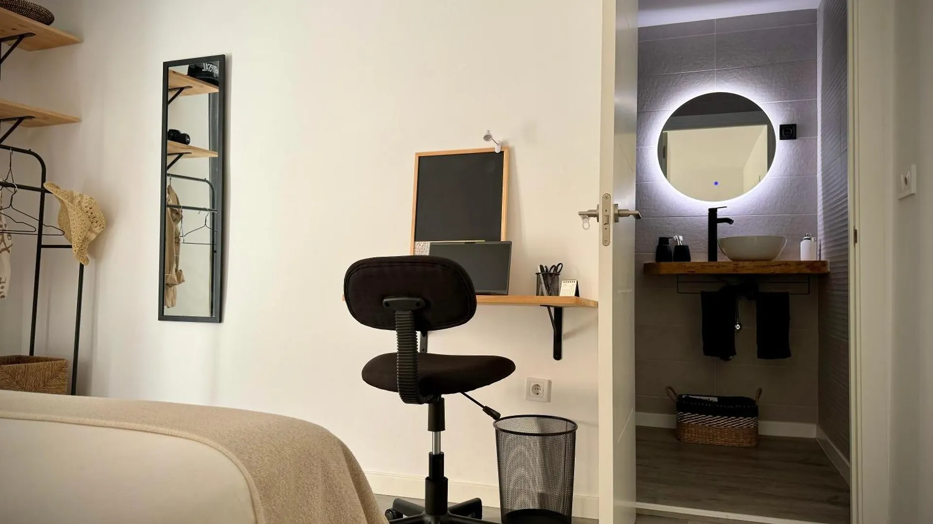Homestay The Numid King Apartment Malaga Spain